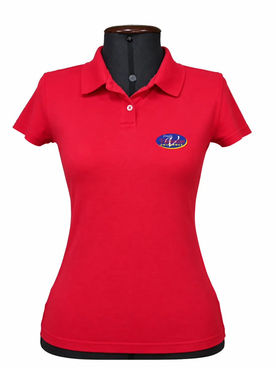Camisa polo feminina vermelha de malha, com a marca Irmãs Valentim no peito