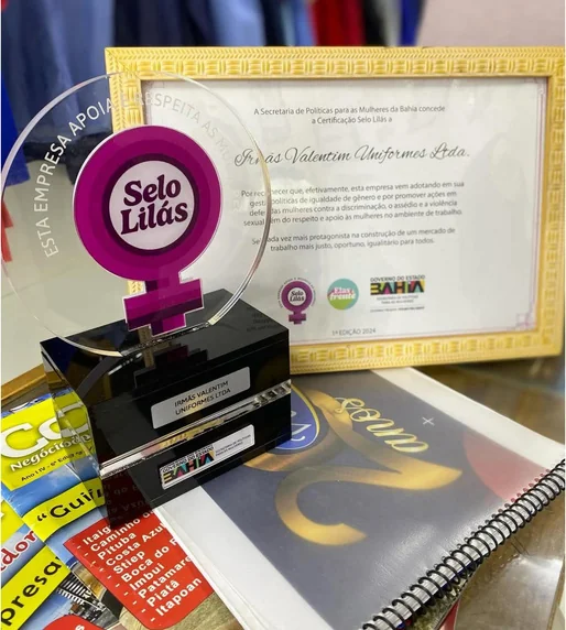 Troféu do Selo Lilás e certificado emitido em nome de Irmãs Valentim Uniformes Ltda